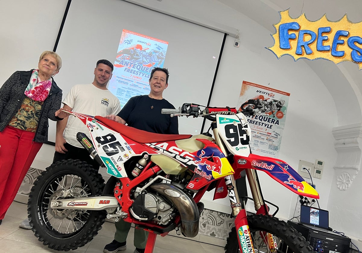 Exhibición benéfica de motos acrobáticas para la noche del 7 de junio en Antequera