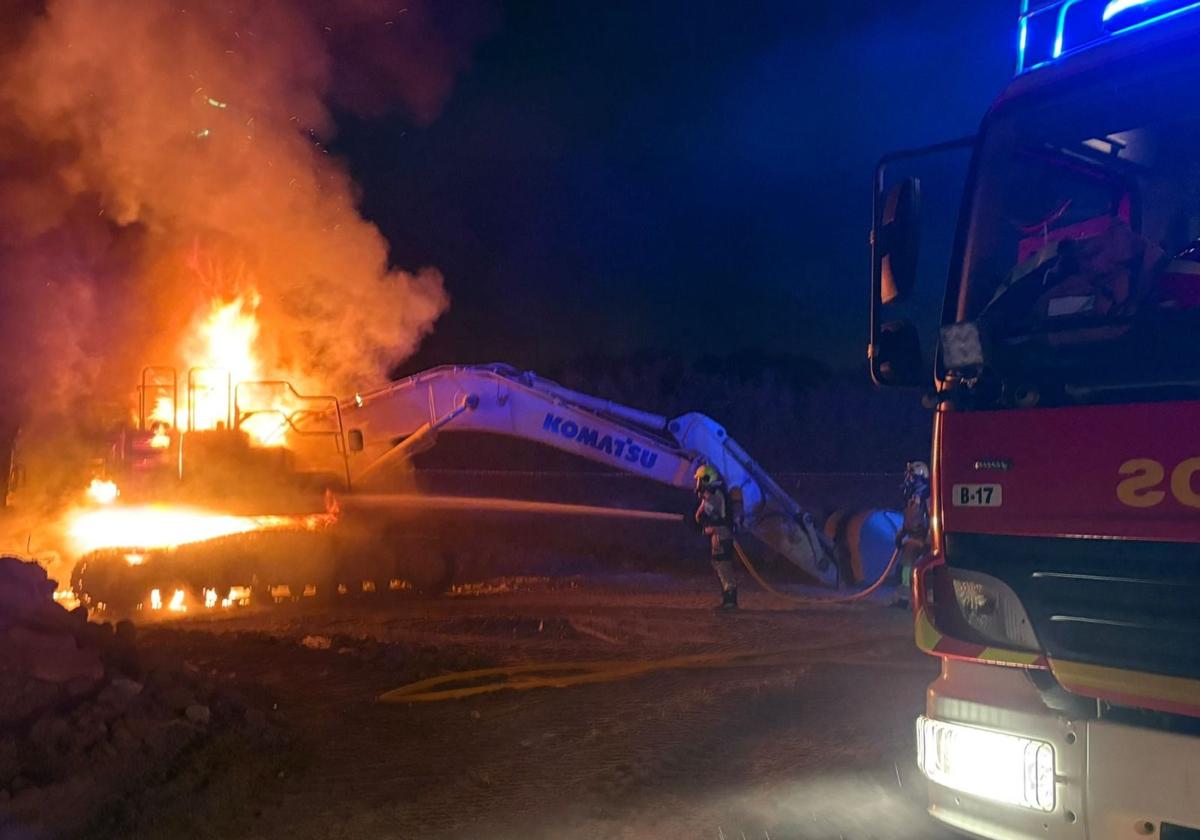 Un incendio intencionado en la obra de la futura depuradora Norte de Málaga quema cinco máquinas de gran tonelaje