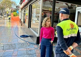 La concejal de Limpieza en las zonas donde se realiza el refuerzo.