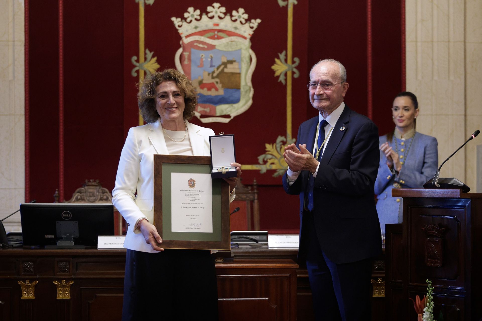 La entrega de la Medalla de la Ciudad a la Asociación de la Prensa de Málaga, en imágenes