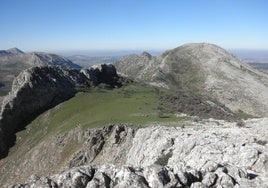 Naturaleza. Un prado verde entre rocas calizas recompensa a quien recorre esta abrupta sierra.