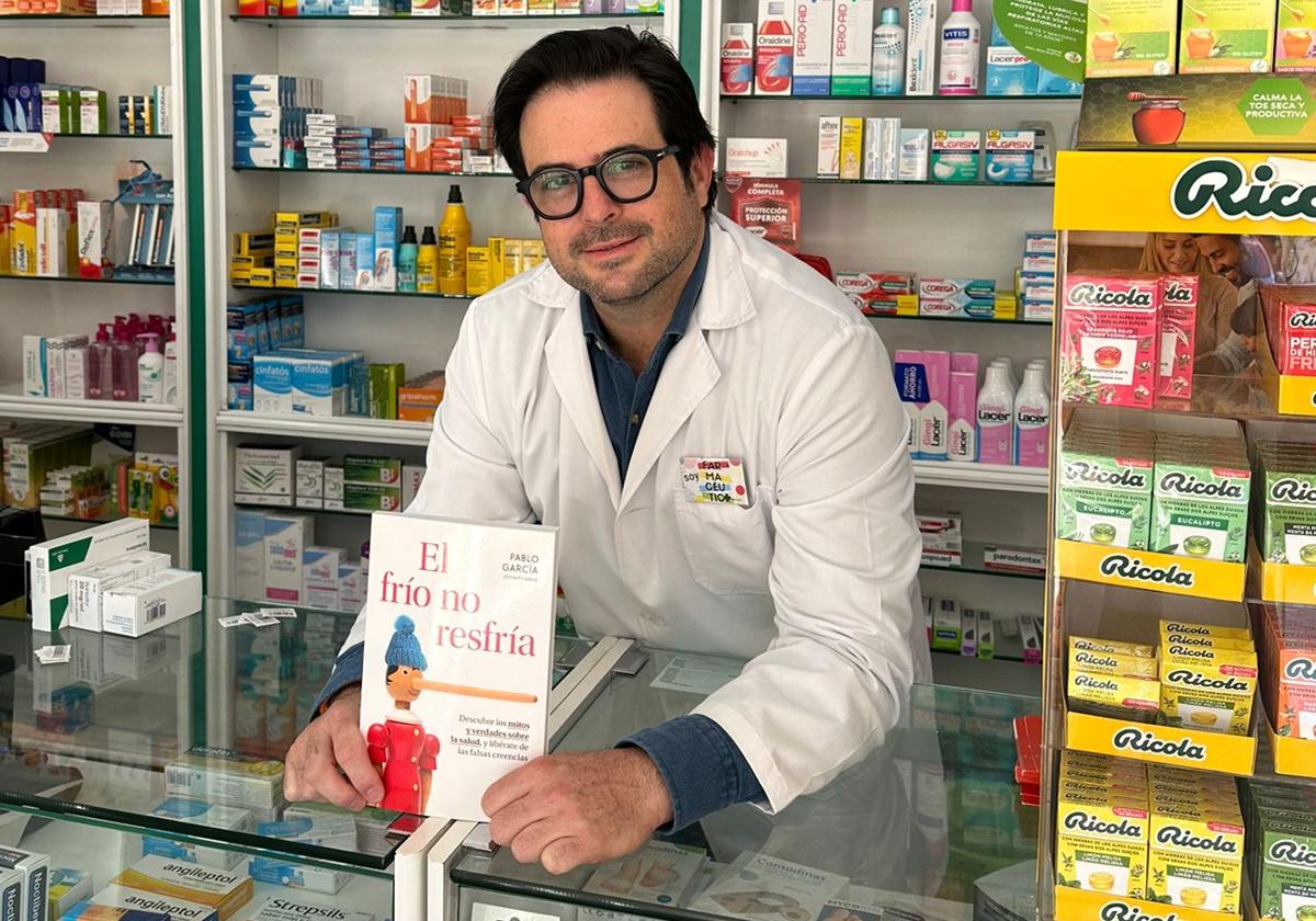 'El frío no resfría': un farmacéutico malagueño desmonta en un libro los mitos y bulos sanitarios