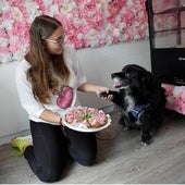Simona junto a su perro Maco en el interior de la tienda.