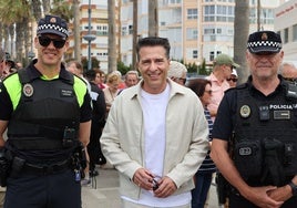 El alcalde, con dos agentes de la plantilla policial de Torrox.