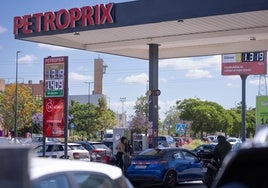 Clientes repostan combustible en una gasolinera de Málaga capital.