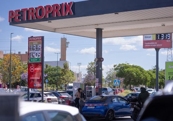 Clientes repostan combustible en una gasolinera de Málaga capital.