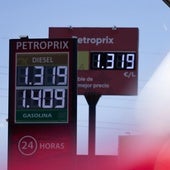 Poste de precios de una gasolinera de bajo coste en la capital malagueña, ayer.
