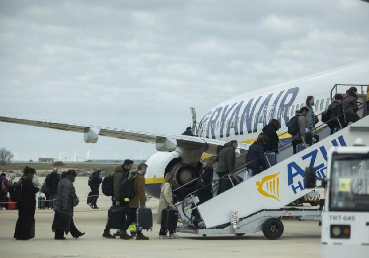 Imagen de archivo de pasajeros subiendo a un avión de Ryanair.