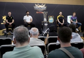 Los capitanes de los equipos durante la presentación del torneo.