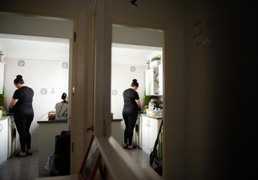 Bea (nombre figurado), tiene 43 años y vive en este apartamento con sus tres hijos. Ha trabajado desde los 8 años.