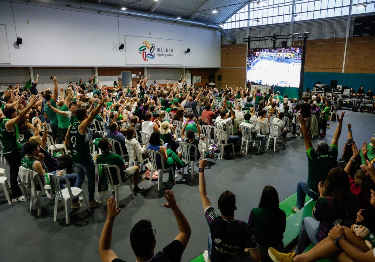 Aficionados disfrutando de la semifinal en Los Guindos.