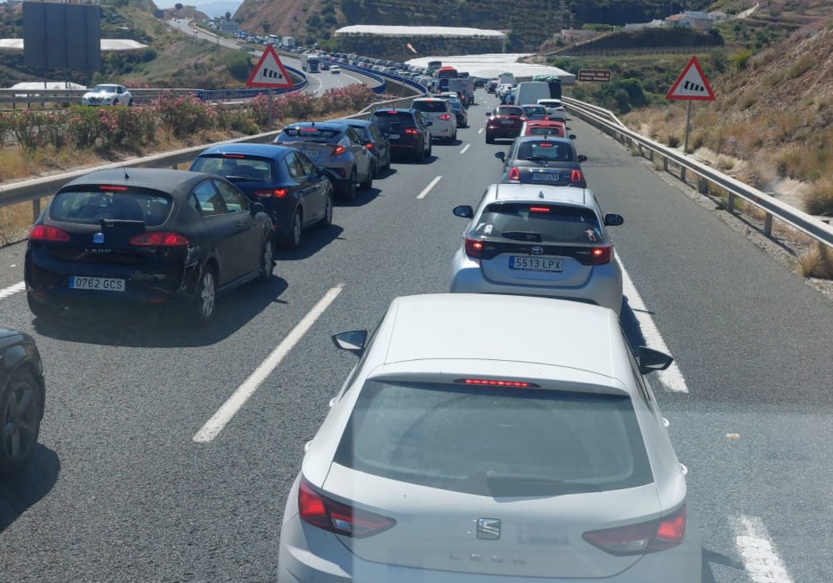Más de dos kilómetros de retención en la A-7 entre Vélez-Málaga y Torrox por un accidente con dos heridos