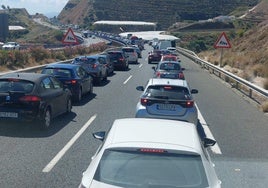 Imagen de las retenciones que ha provocado el accidente entre Vélez-Málaga y Torrox.