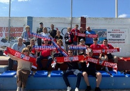 Aficionados del Estepona, preparados para la gran cita.