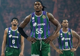 Perry, flanqueado por Taylor y Carter, durante el partido contra el AEK.