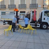 Retirada de mobiliario en la plaza de Camas.