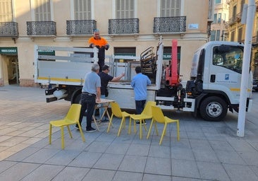 Retirada de mobiliario en la plaza de Camas.