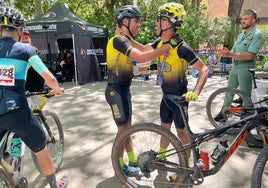 Antonio Guerrero y Javier Guerrero, padre e hijo, se funden en un abrazo tras completar los 101 Kilómetros de Ronda.
