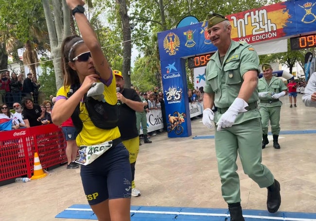 María Romero se besa el tatuaje que lleva en el antebrazo visiblemente emocionada.