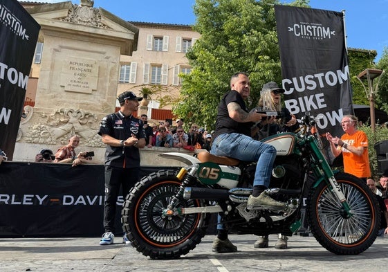 El customizador de motos veleño, en el podio de Saint-Tropez en Francia.