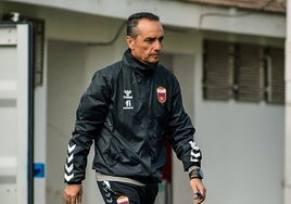 José Luis Oltra dirige un entrenamiento del Eldense.
