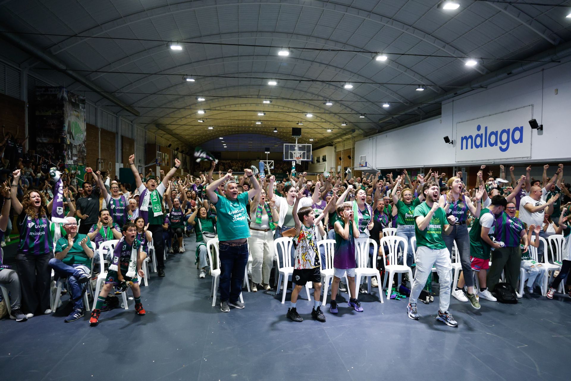 La marea verde en el pabellón Martín Urbano frente al AEK, en imágenes