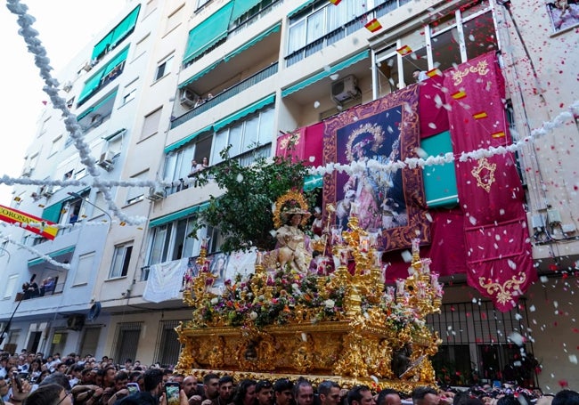 La Pastora de Málaga recibió varias petalada durante su recorrido.