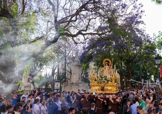La Divina Pastora, por los jardines de la plaza de Capuchinos.