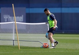 Rahmani completa un ejercicio con balón en un entrenamiento reciente.