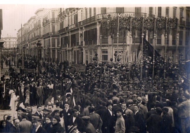 La comitiva procesional transita por la Alameda de vuelta a su sede de Santo Domingo en la mañana del Viernes Santo de 1928