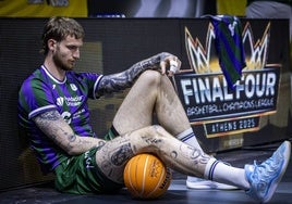 Balcerowski, antes del partico contra el AEK.
