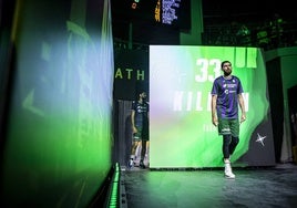 Killian Tillie salta a la pista en la semifinal contra el AEK.