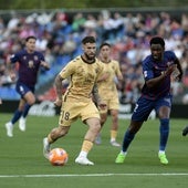 Dani Sánchez controla el balón durante el partido de Elda.
