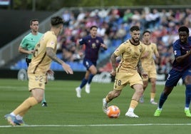 Dani Sánchez controla el balón durante el partido de Elda.