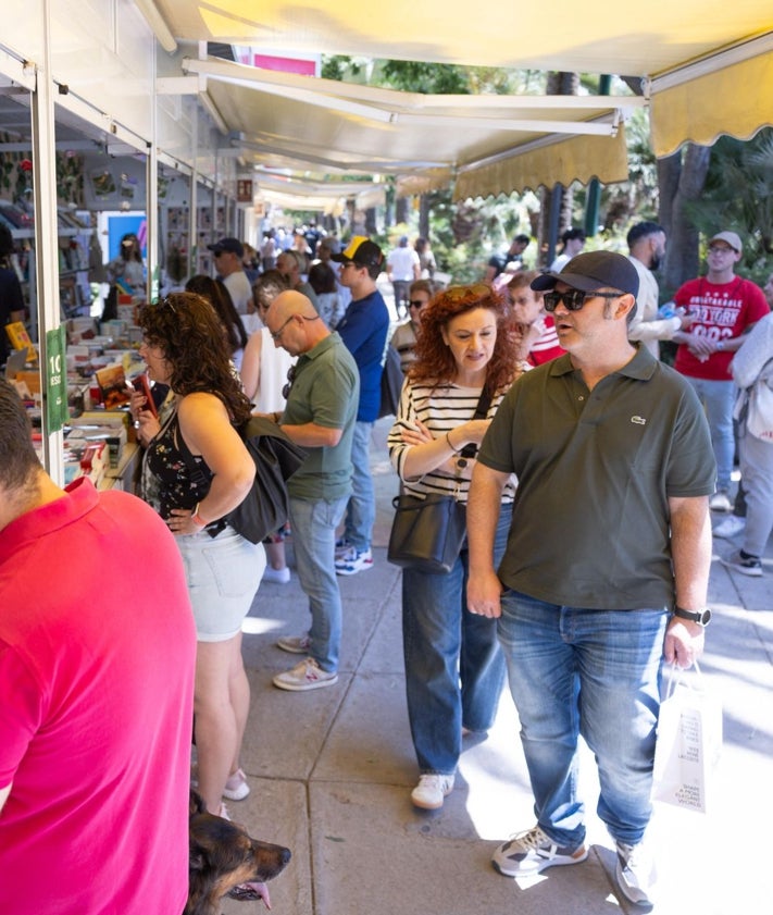 Imagen secundaria 2 - Imágenes de este domingo en la Feria del Libro. 