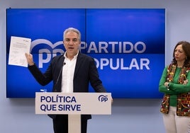 Elías Bendodo y Patricia Navarro, en la sede del PP de Málaga.