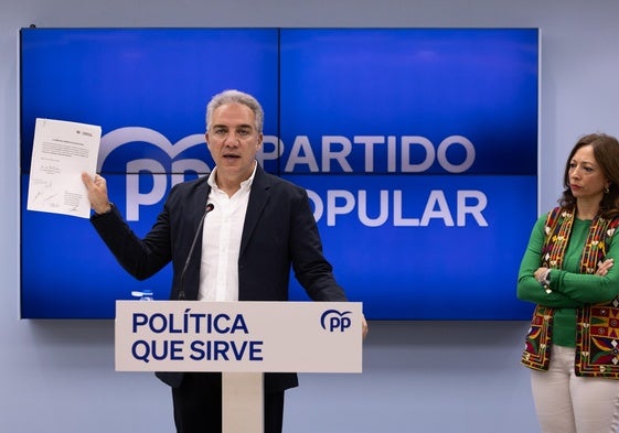 Elías Bendodo y Patricia Navarro, en la sede del PP malagueño.