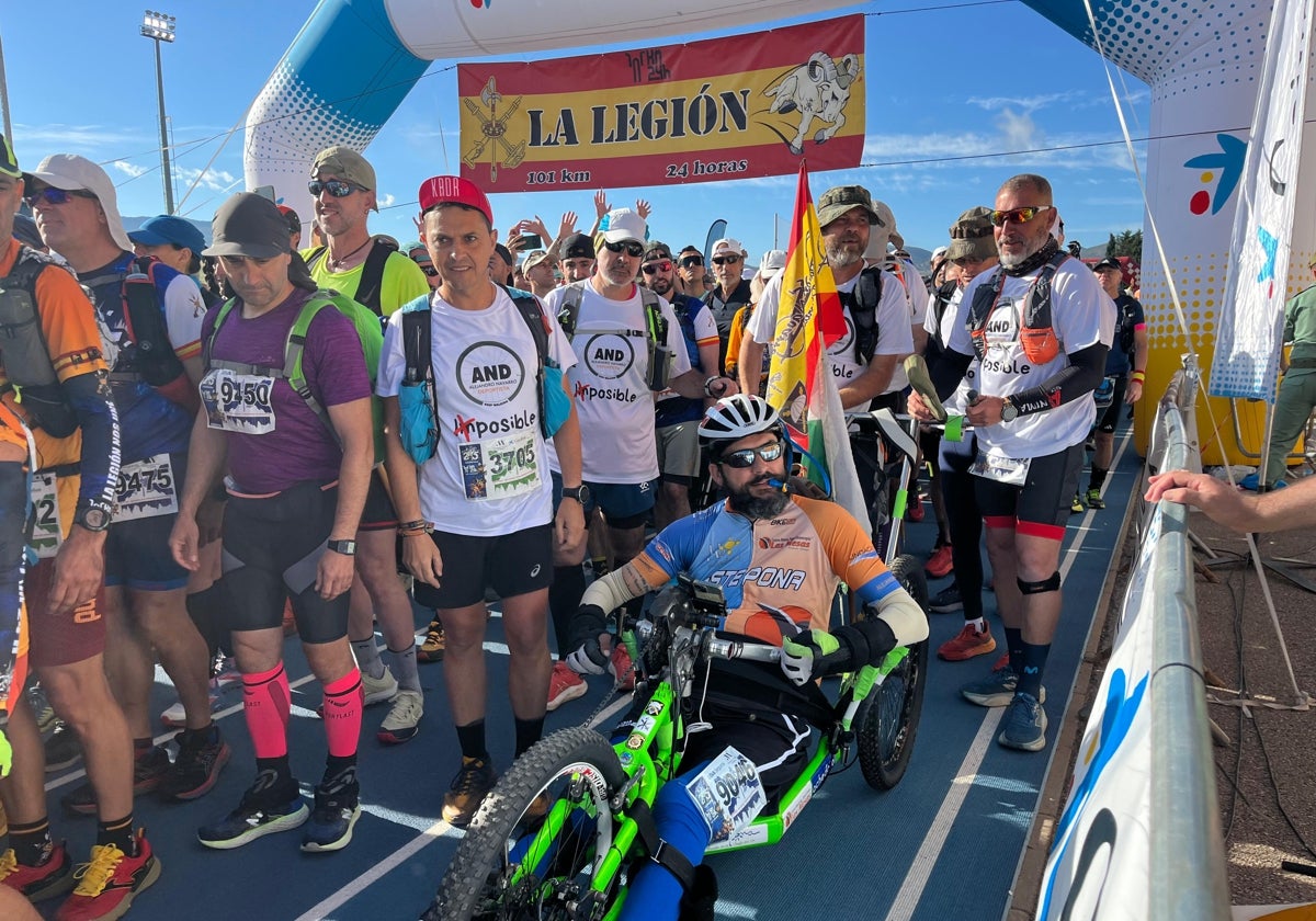 Alejandro Navarro, junto con su equipo de apoyo, durante los 101 Kilómetros de Ronda.