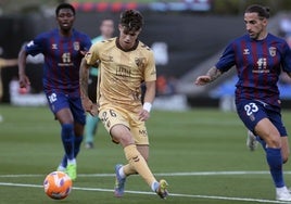 Antoñito, en un lance del primer tiempo ante Marc Mateu.