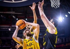 Grant Golden trata de anotar ante Shermadini.