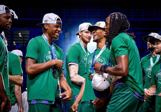Carter y Perry, celebrando en el Sunel Arena.