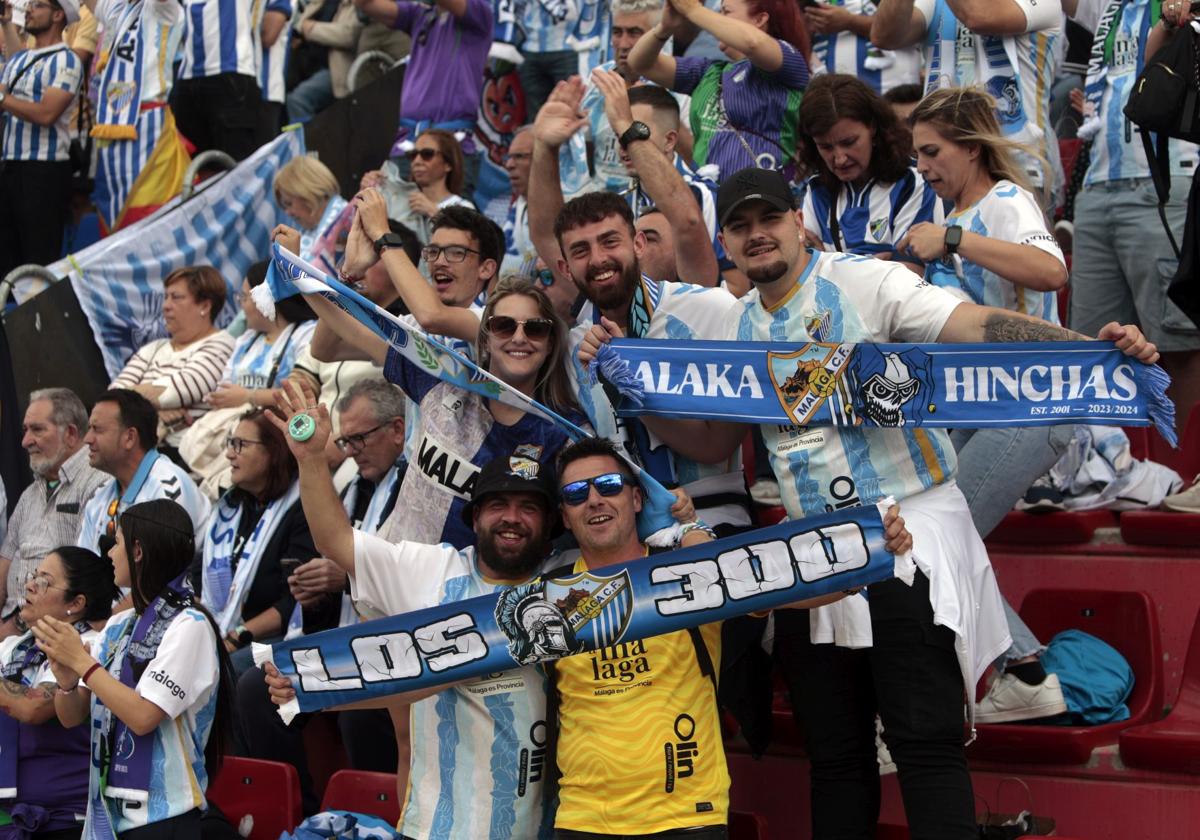 Aficionados malaguistas en el campo del Elda este domingo.
