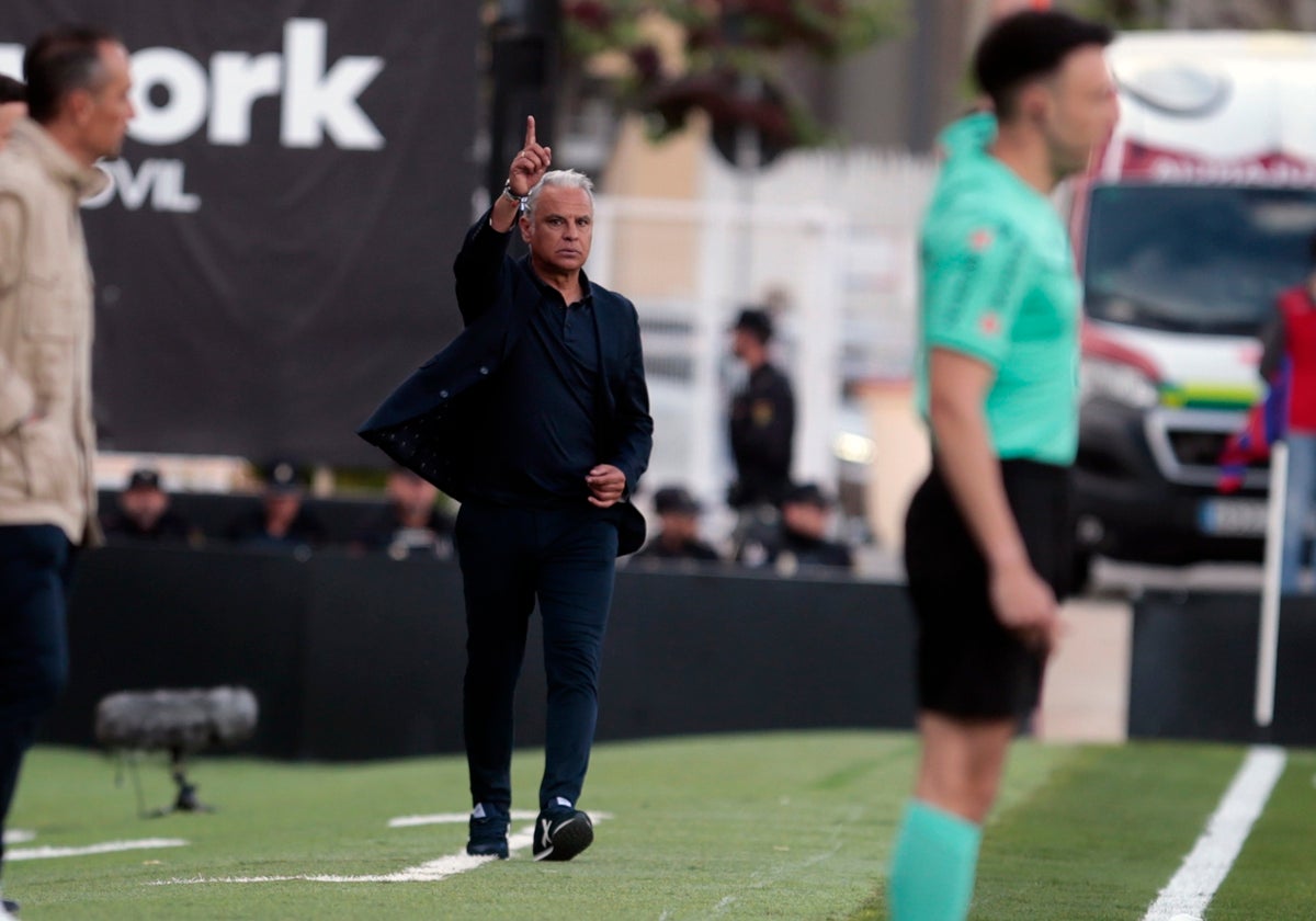 Pellicer da instrucciones a sus futbolistas desde la banda del Pepico Amat, en el duelo del Málaga frente al Eldense.