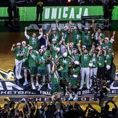 Los jugadores del Unicaja celebran el título de la Champions.