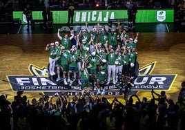 Los jugadores del Unicaja celebran el título de la Champions.