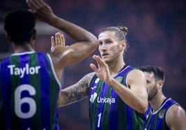Dylan Osetkowski celebra una canasta en la final de la Champions en Atenas.
