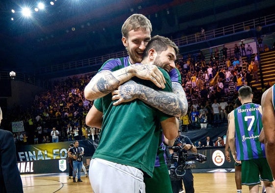 Balcerowski se abraza con Tillie tras el final del partido con el Galatasaray.