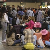 Pasajeros afectados por retrasos el lunes de la semana pasada en Sevilla.