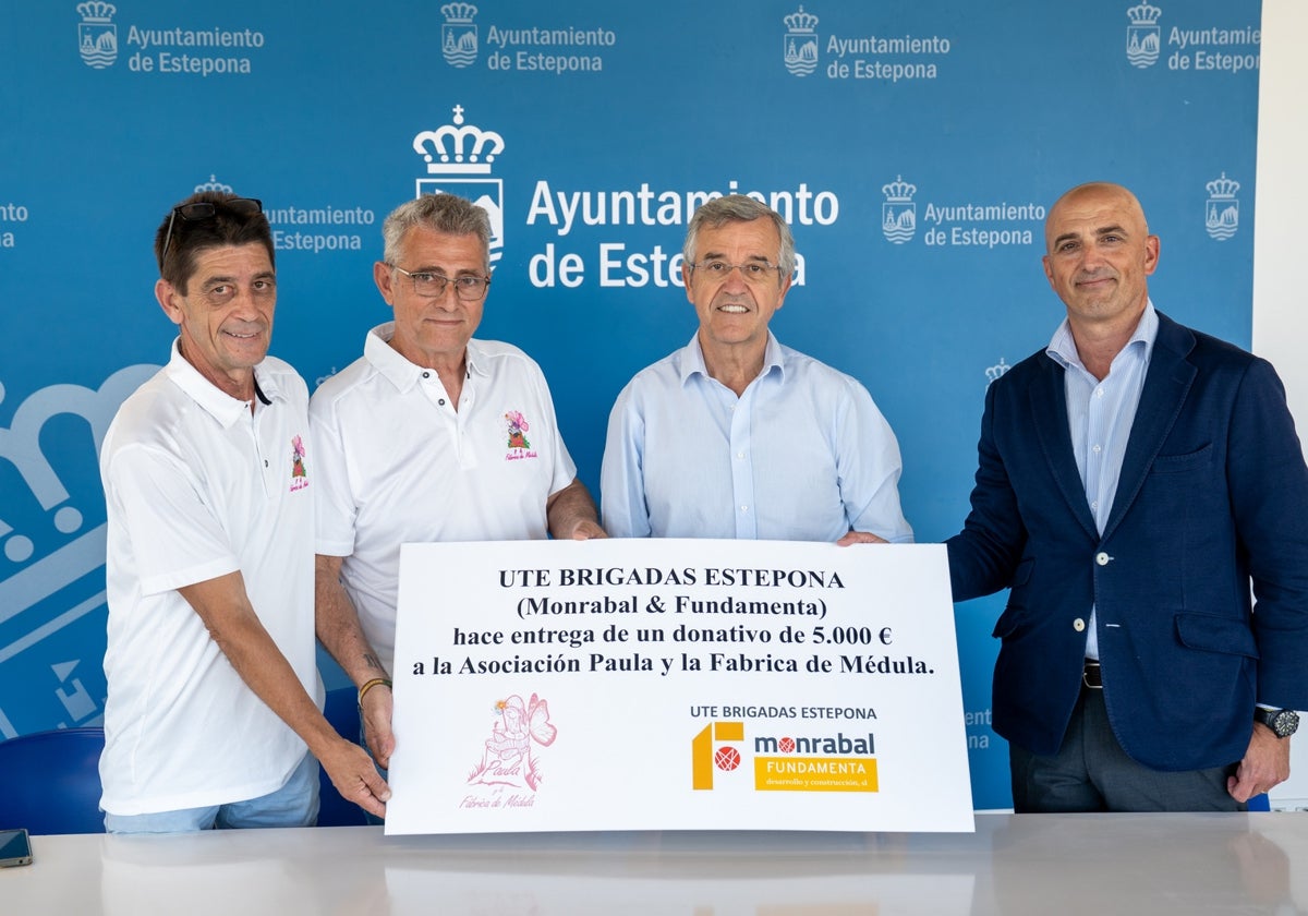 Acto de entrega del donativo de 5.000 euros en el Ayuntamiento de Estepona.