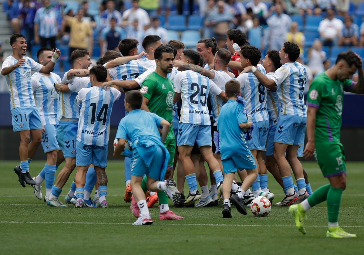 Los jugadores del Atlético Malagueño celebran el ascenso a Segunda RFEF, tras ganar al Mancha Real en La Rosaleda.